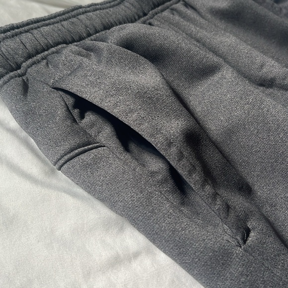 Under Armour small men’s wide leg cold gear sweatpants with two front pockets - Picture 6 of 6